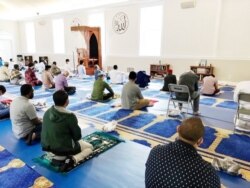 Warga Muslim Amerika bersiap menjalankan Salat Idul Adha di masjid komunitas Muslim Indonesia di Masjid IMAAM Center, di Silver Spring, Maryland, Jumat pagi (31/7). (Foto by:KA)