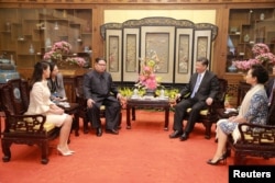 中国国家主席习近平和夫人彭丽媛，朝鲜国务委员会委员长金正恩和夫人李雪主在北京会见（2018年3月28日发布的照片）。