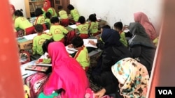 Murid-murid PAUD Kasih Ibu Desa Kertamulya, Kabupaten Bandung Barat, mengikuti program edukasi warga mengenai perlindungan anak. (VOA/Rio).