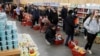 Pandan pri ze yo kontinye ap monte, makèt tankou Trader Joe’s limite kantite katon kliyan yo ka achte