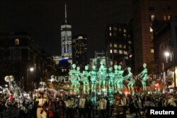 Orang-orang dalam kostum berpartisipasi dalam Parade Halloween Tahunan ke-45 di Manhattan, New York, AS, 31 Oktober 2018. (Foto: Reuters/Jeenah Moon)