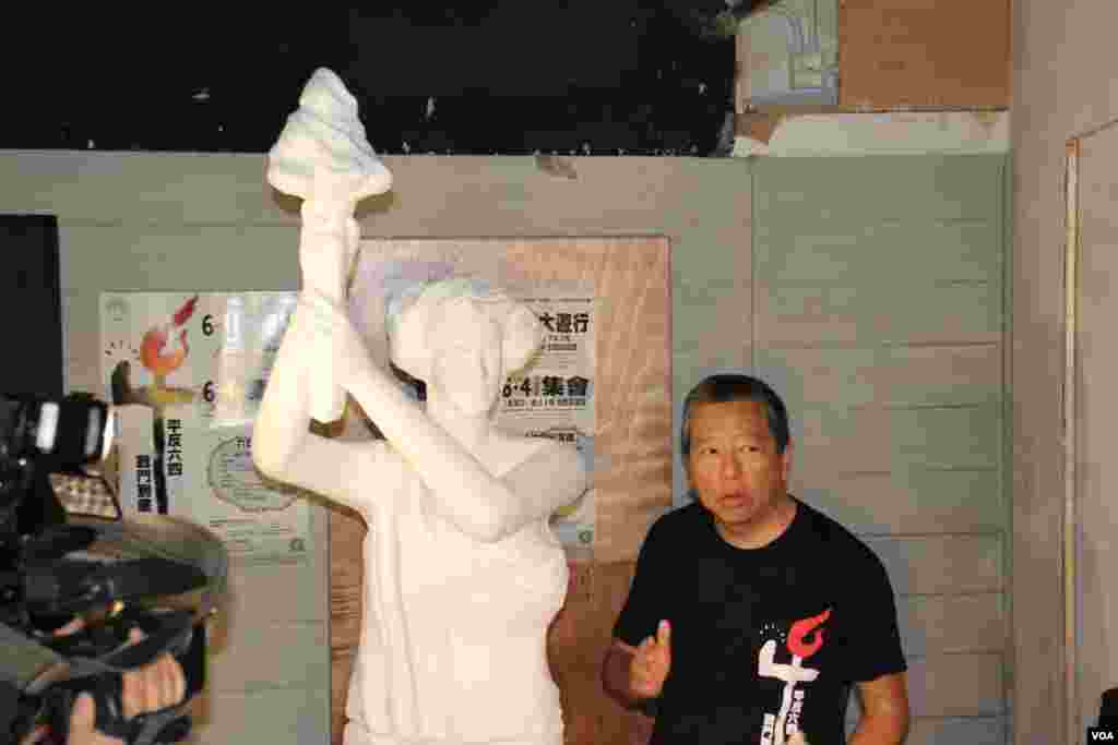 香港支联会将民主女神像运送到六四纪念馆竖立(美国之音图片/海彦拍摄)