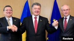 Ukrajinski predsednik Petro Porošenko sa predsednikom Evropske komisije Žoze Manuel Barozom i predsednikom Evropskog saveta Hermanom van Rompujem u zgradi Evropskog saveta u Briselu, 27. juna 2014. 