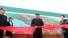 20일 만에 나타난 김정은…“타이밍, 제스처 의도된 연출”