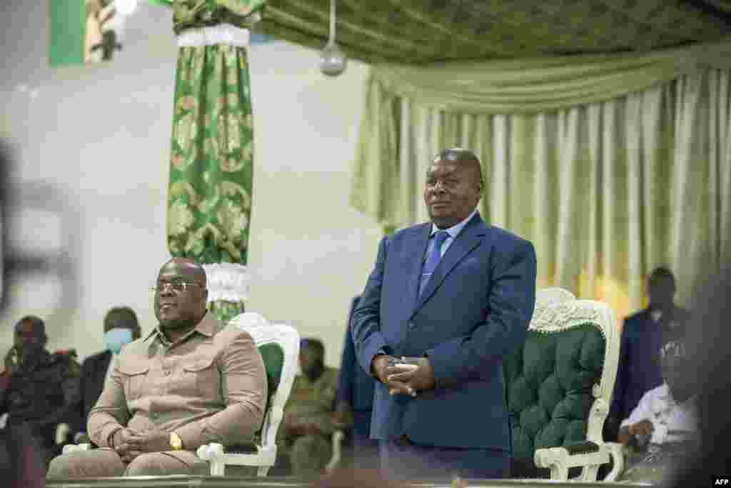 Président Félix Tshisekedi (G) na Simon Kimbangu (D) mokambi ya Kintuadi to eklezia ya Kimbanguiste na milulu mya mibu 100 ya eyamba na ye na Nkamba, Kongo central, RDC, 6 avril 2021.