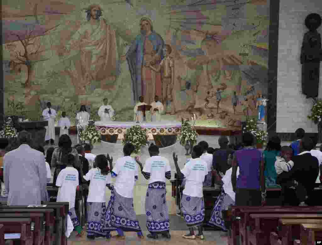 Paduan Suara di Gereja Kristen Shrine of Mary Help melantunkan kidung Natal di Nairobi, Kenya (25/12).