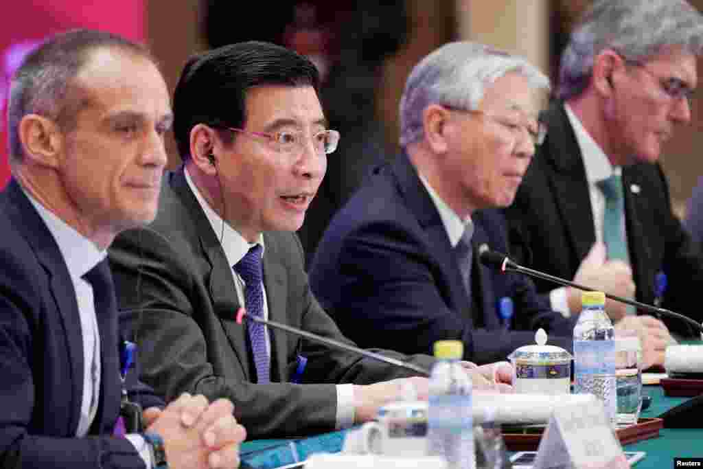 中国工业和信息化部部长苗圩(左起第二人)2018年3月26日在北京钓鱼台国宾馆举行的2018年中国发展高层论坛年会上发表讲话。他表示,中国将进一步扩大制造业的对外开放,为外商提供更多更好的投资机会。他还提到今年政府工作报告提出再压减钢铁产能3000万吨左右。