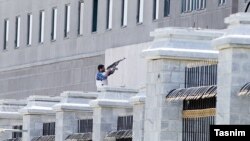 Um dos militantes no Parlamento do Irão
