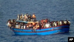 Foto yang dikeluarkan oleh Pemerintah Italia pada 29/6/2014 memperlihatkan perahu yang dipenuhi migran yang berlayar di Laut Tengah. Dalam perahu tersebut juga ditemukan 30 jenazah orang yang meninggal dalam pelayaran tersebut. 