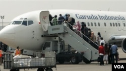 Para penumpang menaiki pesawat Garuda Indonesia di Bandara Internasional Soekarno-Hatta, Jakarta (foto: dok). Sebagian besar pilot Garuda merencanakan pemogokan Kamis ini.