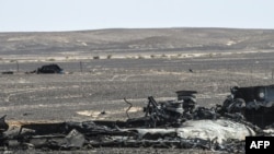 Puing pesawat Rusia A321 yang jatuh di Wadi al-Zolomat, kawasan pegunungan di Semenanjung Sinai Mesir, 1 November 2015. 