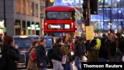 Oksford Strit u Londonu. Britanska vlada uvela je nove restrikcije za građane glavnog grada zbog velikog rasta broja slučajeva Kovida-19. 