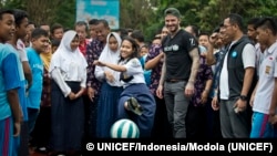 UNICEF Goodwill Ambassador David Beckham bermain sepak bola dengan murid-murid dan guru SMPN 17 Semarang dalam kampanye anti perundungan di sekolah yang disponsori UNICEF (foto: dok). 
