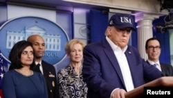 Président Donald Trump na bokutani na bapanzi sango na Maison Blanche, Washington DC, 14 mars 2020.