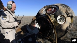 Petugas darat membuka penutup kapsul pesawat antariksa Soyuz MS-02 yang membawa astronot dari Stasiun Antariksa Internasional (ISS): Robert Shane Kimbrough (AS), Sergey Ryzhykov dan Andrei Borisenko (Rusia), sesaat setelah mendarat dekat Dzhezkazgan, Kazakhstam, 10 April 2017. (Kirill Kudryavtsev/Pool photo via AP) 