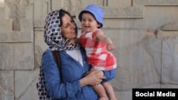 نازنین زاغری شهروند ایرانی بریتانیایی که هنگام بازگشت از به ایران، اواسط فروردین به همراه فرزند ۲ ساله اش در فرودگاه بازداشت شد.