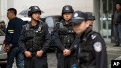 乌鲁木齐一个早市5月22日发生爆炸后武警在现场附近站岗