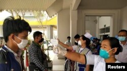 ထိုင်းက ပြန်လာသူတွေကို ကိုယ်ပူချိန်တိုင်းတာနေတဲ့ ကျန်းမာရေး ဝန်ထမ်းများ (မတ် ၂၄၊ ၂၀၂၀)
