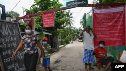 ကိုရိုနာဗိုင်းရပ်စ် ကူးစက်ပျံ့နှံ့မှု တိုးနေတဲ့ ရန်ကုန်မြို့မှာ အဝင်အထွက် ကန့်သတ်ပိတ်ဆို့ထားတဲ့ လမ်းတခု။ (စက်တင်ဘာ ၁၁၊ ၂၀၂၀)