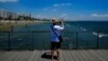 Turista fotografiše pogled na more u gradu Larnaka na ostrvu Kipar, 1. juna 2021.
