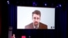 Penayangan video Edward Snowden dalam diskusi terkait penerbitan bukunya, "Permanent Record" bersama wartawan Jerman, Holger Stark di Berlin, Jerman, 17 September 2019.