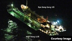 지난 2월 동중국해에서 북한 유조선 '례성강 1호'와 벨리즈 선적 '완헹 11호'가 야간에 조명을 밝힌 채 맞대고 있다. 일본 해상 자위대 소속 P3C 초계기가 촬영한 사진을 방위성이 공개했다.