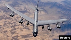 資料照 - 美國空軍的B-52型，又稱“同溫層堡壘”戰略轟炸機在阿富汗執行一次“近距離空中支援”任務時準備進行空中加油。