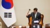 2024년 12월 7일 한국 국회에서 윤석열 대통령 탄핵소추안이 의결정족수 부족으로 인한 투표불성립으로 폐기된 후, 우원식 국회의장이 산회를 선포하며 의사봉을 두드리고 있다.