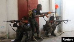 Anggota pasukan keamanan Somalia berjaga di dekat kantor wali kota setelah ledakan terjadi di area tersebut di Mogadishu, Somalia, pada 22 Januari 2023. (Foto: Reuters/Feisal Omar)