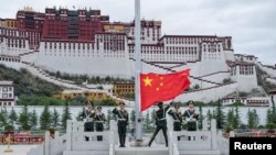在西藏拉薩布達拉宮舉行的中國共產黨建黨週年慶典上，中國國旗緩緩升起。 （2017年7月1日）