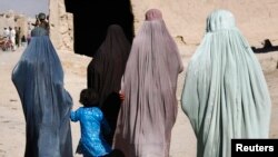طالبان اخیر به زنان در افغانستان دستور دادند تا حجاب بپوشند و بدون محرم شرعی از خانه های شان بیرون نشوند