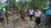 ရခိုင်ပြည်နယ် ရသေ့တောင်အနီး ပစ်ခတ်မှုတွေအတွင်း ထိခိုက်ဒဏ်ရာရတဲ့ အရပ်သားတဦးကို သယ်ဆောင်နေတဲ့ မြင်ကွင်း။ (ဓာတ်ပုံ - ကိုဘက္ကာ - ဇွန် ၂၅၊ ၂၀၂၀)