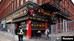 Sebuah pub di ByWard Market yang tutup sebagai upaya menekan penyebaran virus corona (Covid-19) di Ottawa, Kanada, 19 Oktober 2020. (Foto: Blair Gable/Reuters)