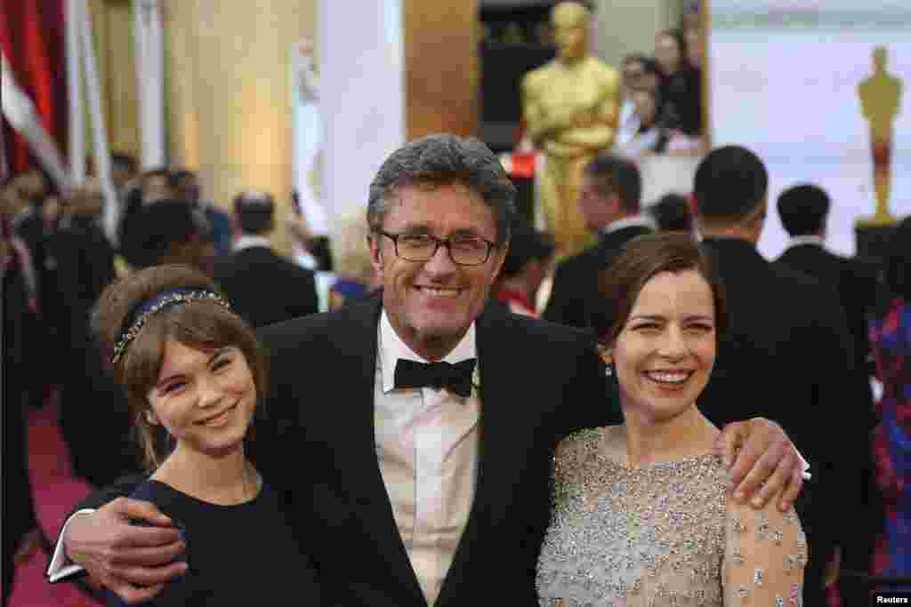 (L-R) Polish Actress Agata Trzebuchowska, Writer Director Pawel Pawlikowski and actress Agata Kulesza arrive at the 87th Academy Awards in Hollywood, California, Feb. 22, 2015.