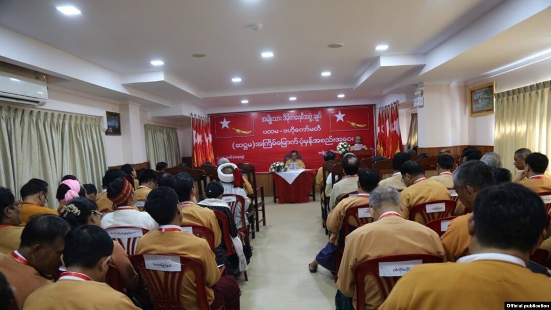 NLD ဗဟိုကော်မတီအစည်းအဝေးကျင်းပနေစဉ် (နိုဝင်ဘာလ ၁၂ ရက် ၂၀၁၆)