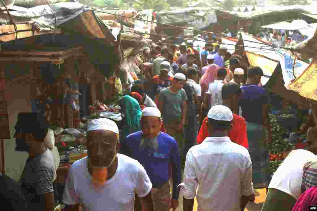 Penaberên Rohingya li navenda bazarê Okya li Bengiladeş &nbsp;