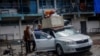 Palestinezë të zhvendosur, që po strehoheshin në një shkollë, përgatiten ta braktisin Rafahun më 13 maj, 2024/Reuters