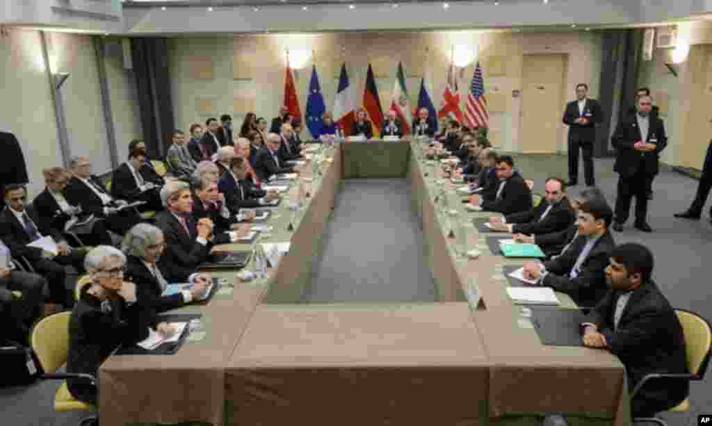 Officials of Britain, Russia, China, France, Germany, European Union, the United States and Iran wait for the start of a meeting on Iran&#39;s nuclear program at the Beau Rivage Palace Hotel in Lausanne, Switzerland, March 30, 2015.