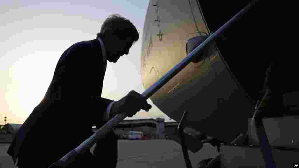 Secretary of State John Kerry boards his military transport to depart Baghdad International Airport in Baghdad, April 8, 2016.