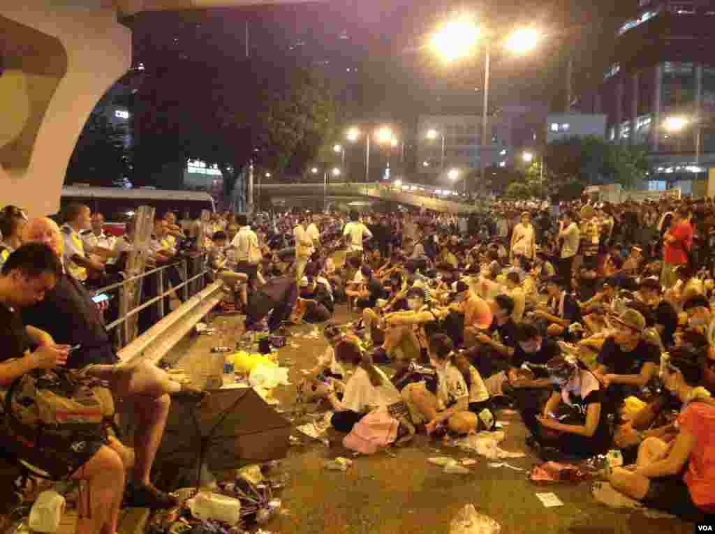 星期一凌晨金鐘附近仍有數萬市民學生堅守(美國之音海彥拍攝)