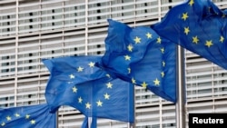 Zastave EU ispred zgrade Evropske komisije u Briselu.