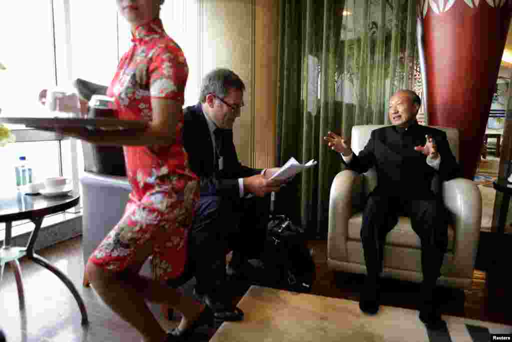 中国海航集团董事局主席陈锋2015年9月9日在中国港口城市大连举行的世界经济论坛(WEF)会议期间接受采访。王健死后,陈锋兼任董事长。7月5日《中国经济周刊》发表文章《王健曾劝陈峰捐出股份:给儿孙留下钱 恐怕就是祸害》。文章说,王健4月12日接受采访时说:“ “海航经营这25年,如果说攀附任何一个权贵,海航也不可能活到今天。你看那些攀附权贵的企业,有活着的吗?不可能。” 文章还说:“ 王健有一种深切的不安感,并且毫不掩饰。他对《中国经济周刊》感叹道,‘’做企业很难,好也不行,坏也不行。好,有人来抢你,坏,有人害你。如果别有用心的人来害你、抢你。你给不给? ’”该报道也表示:“ 频频释放的诸多信号表明,海航已渡过至暗时刻。 然而,这一切都已与王健无关。 ”
