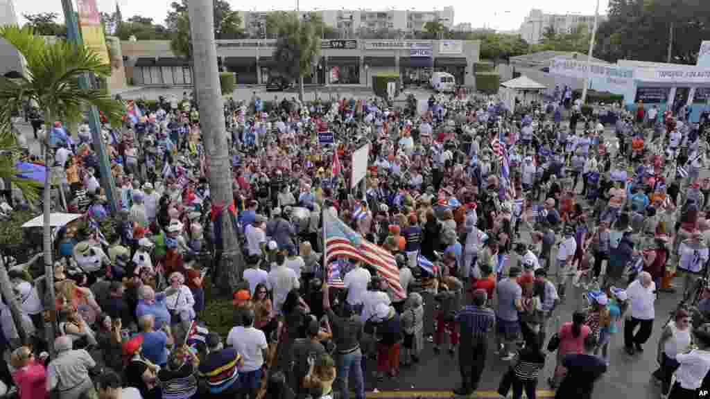 Membros da comunidade cubana juntam-se na rua Ocho, na área conhecida como "Pequena Havana" em Miami, Flórida (26 Nov 2016) 