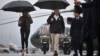 Presiden AS Donald Trump (tengah) dan Melania Trump (kiri) mengunjungi Corpus Chriti, Texas, Selasa (29/8). 