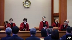 南韓憲法法院代理院長文炯培及其他法官2025年2月18日審理南韓總統尹錫悅的彈劾案。