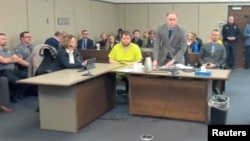 Tersangka Anderson Lee Aldrich, 22 tahun (baju kuning), menghadiri persidangan di Pengadilan Distrik El Paso, Colorado Springs, Colorado, Selasa 6 Desember 2022. 