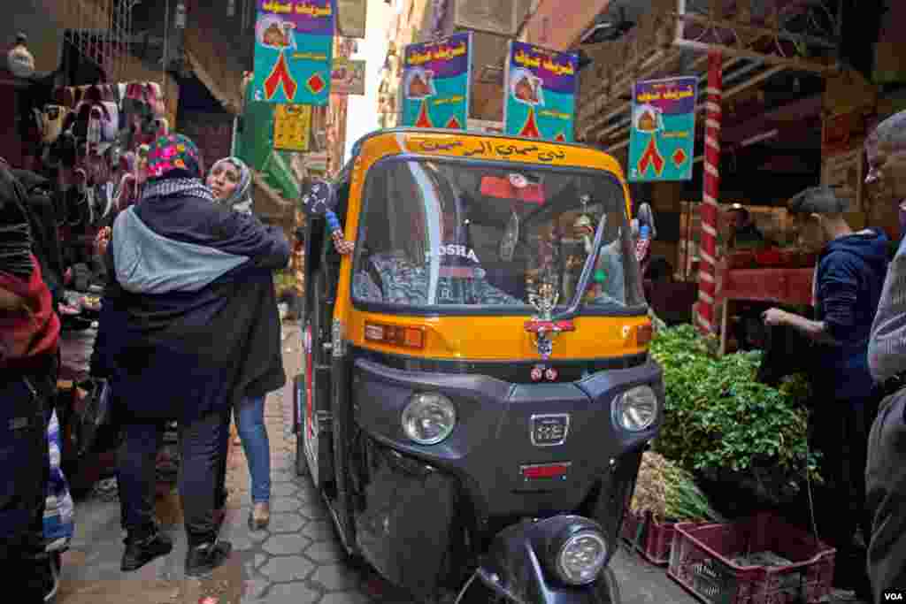 The passengers' demand for toktoks is very high, especially in tight grocery markets like Hadayek El-Maadi in Cairo. (H. Elrasam/VOA)