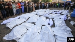 Korban tewas dalam pemboman Israel di Deir Balah di Jalur Gaza tengah, di Rumah Sakit Shuhada Al-Aqsa, 6 November 2023. (Foto: AFP)