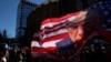 ARCHIVO - Seguidores hacen fila afuera del Madison Square Garden para asistir a un mitin de campaña del ahora presidente electo de EEUU, Donald Trump en la ciudad de Nueva York, EE. UU., el 27 de octubre de 2024
