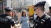 Wali Kota Paris Anne Hidalgo menyalami para petugas damkar yang berhasil memadamkan kebakaran di toserba BHV Marais di Paris, Selasa, 25 Juni 2024. (Foto: Olympia de Maismont/AFP)